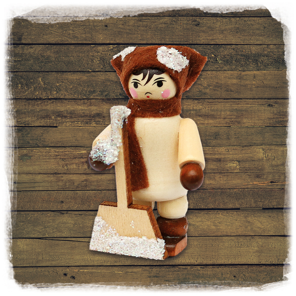 beschneites Winterkind mit Schneeschieber 5cm